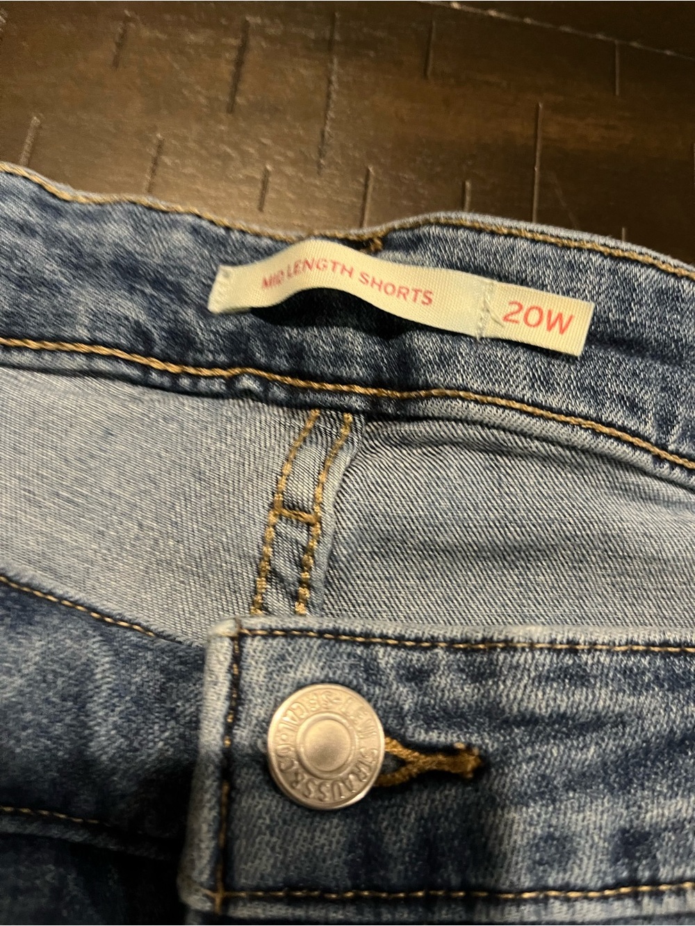 Levi's Women's Light Blue Denim Shorts mid-length size 20W - Picture 3 of 7